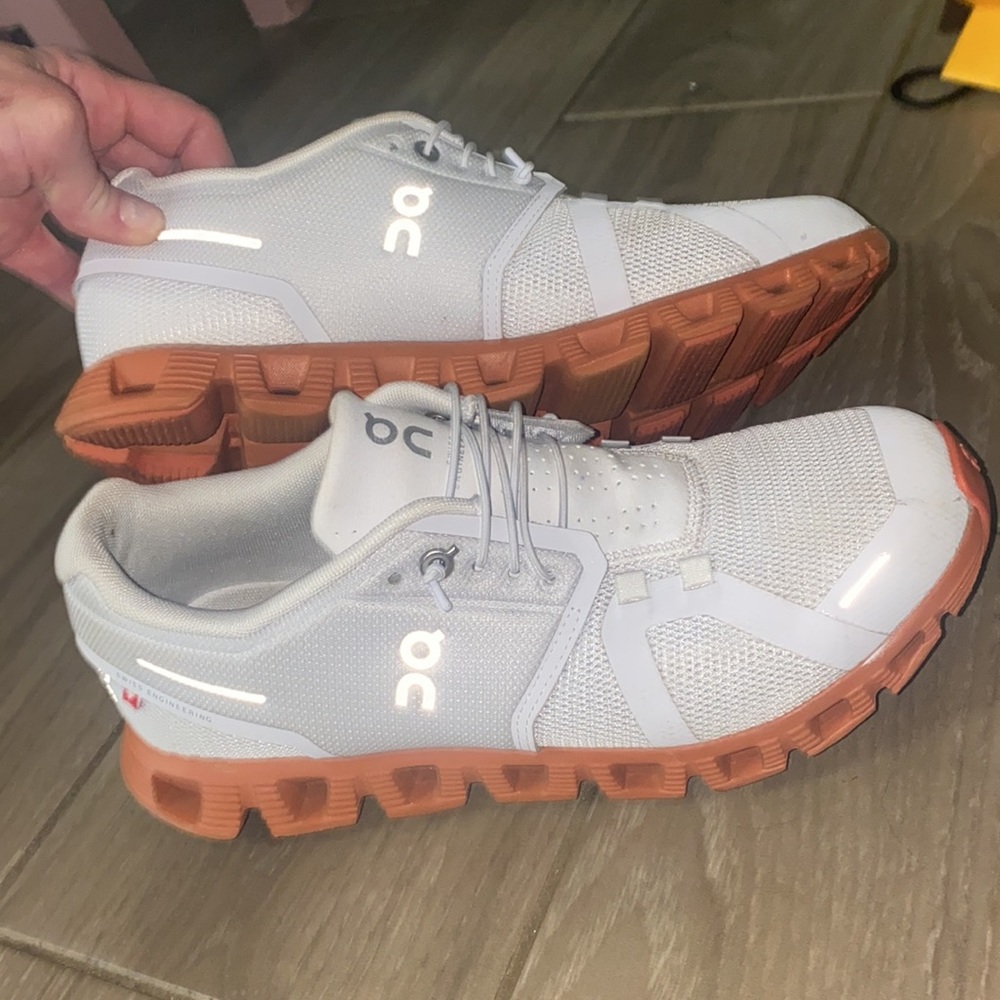 Size 9 worn once ON
ON Cloud 5 Womens